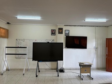 Foto Smart Classroom TV Merah Putih